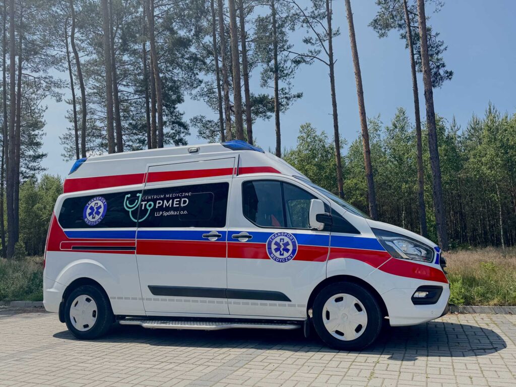 karetka na tle drzew - widok z boku